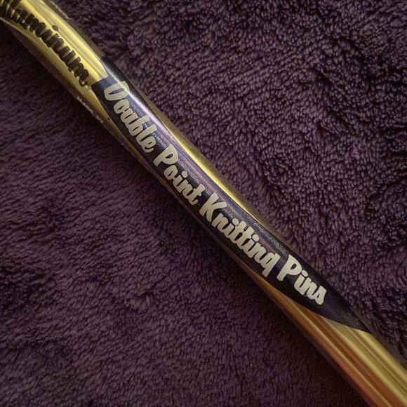 Lot of vintage knitting needles aluminum 5 pair 1 single 1 new package of 4 pins - Picture 8 of 13